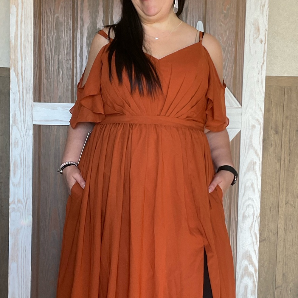 Elegant Burnt Orange Off-Shoulder Chiffon Dress with Pleating in Bust. Size 18 - Picture 7 of 9